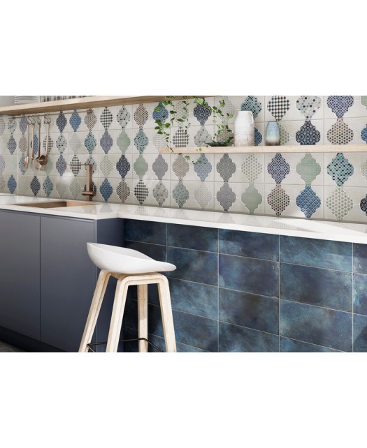 Carrelage mural 15x30 cm, finition brillante, bleu pour crédence de cuisine et salle de bain.